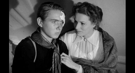 Claude Jarman Jr. as Trooper Thomas Jefferson Yorke with his mother Kathleen (Maureen O'Hara) in Rio Grande (1950)