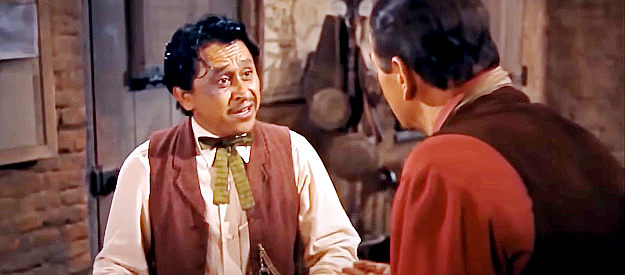Pedro Gonzalez as Carlos, operator of the saloon and hotel where Feathers is staying in Rio Bravo (1959)