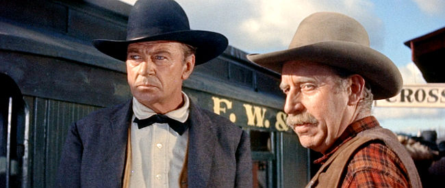 Gary Cooper as Link Jones with the sheriff of Crosscut (Frank Ferguson) as he prepares to board the train in Man of the West (1958)