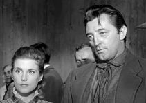 Karen Sharpe as Stella Atkins and Robert Mitchum as Clint Tolliver in Man with the Gun (1955)