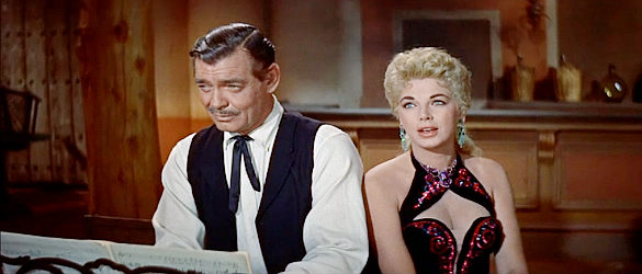 Clark Gable as Dan Kehoe and Barbara Nichols as Birdie share a song in The King and Four Queens (1956)