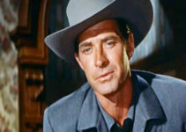 Jock Mahoney as 'Silver' Ward Hogan, trying to find Ben Merriweather's heirs and killler in Money, Women and Guns (1958)