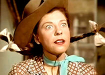 Judy Canova as Judy Canova, reacting to meeting Eureka's handsome new sheriff, Dan Fraser, in Oklahoma Annie (1952)