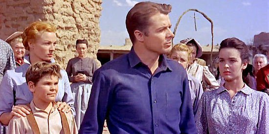 Audie Murphy as Lt. Hewitt explaining the state of affairs in The Guns of Fort Petticoat (1957)
