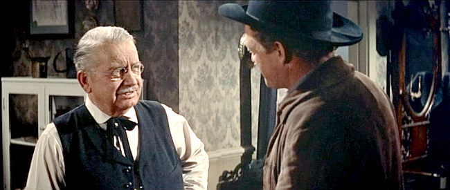 Harry Antrim as the doctor, giving Lee Hackett (Van Heflin) a history lesson in Gunman's Walk (1958)