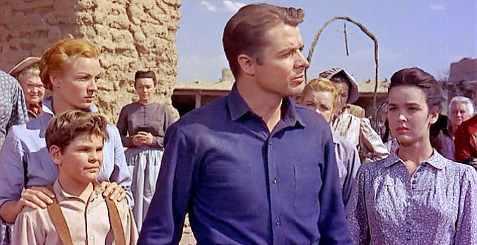Audie Murphy as Lt. Hewitt with Stella Leatham (Patricia Livington), Baxter Leatham (Kim Charney) and Anne Martin (Kathryn Grant) in The Guns of Fort Petticoat (1957)