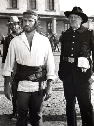 Bekim Fehmiu as Capt. Victor Kaleb and John Huston as Gen. Miles in The Deserter (1970)