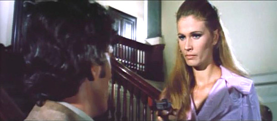 Ida Galli as Belle Boyd pulls her derringer on Robert Woods as Capt. Chris Tanner in Machine Gun Killers (1968)