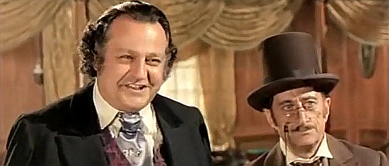 Umberto D'Orsi as Archibald McPiedish and Dante Cleri as Mayor Clarence Apple in A Man Called Invincible (1973)