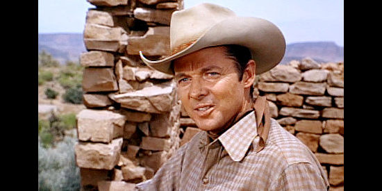 Audie Murphy as Chad Lucas, on the trail of outlaws, a stolen payroll and a girl in Gunpoint (1966)