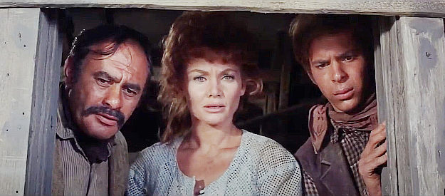 Henry Mendez (Martin Balsam), Jesse (Diane Cilento) and Billy Lee Blake (Peter Lazer) watching John Russell in action in Hombre (1967)