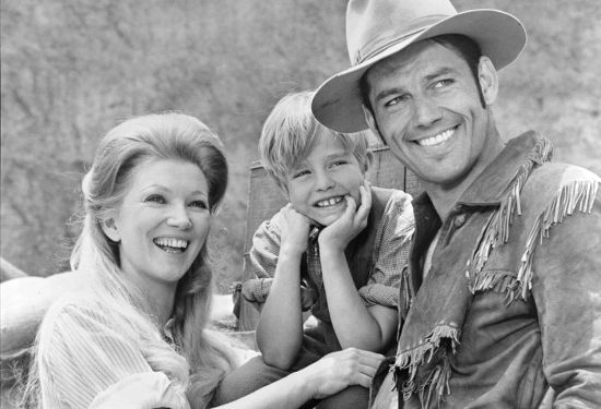 Kathie Browne as Angie Dow, Buddy Foster as Johnny Dow and Ralph Taeger as Hondo Lane in Hondo and the Apaches (1967)