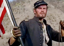 Charlton Heston as Maj. Dundee, triumph and holding the U.S. flag in Major Dundee (1965)