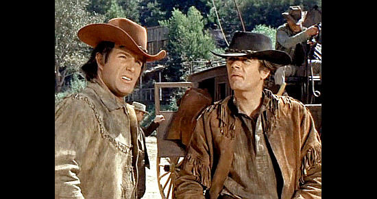 James Caan as Buck Burnett and Michael Sarrazin as Miller Nalls in Journey to Shiloh (1968)