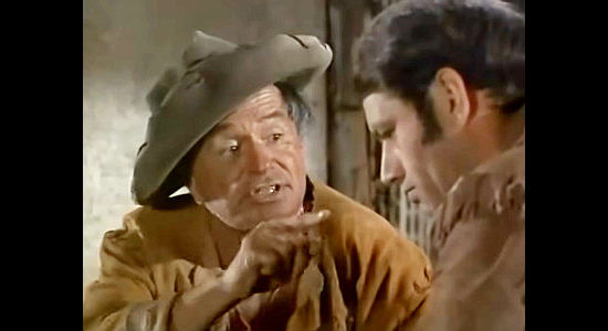 Noah Beery Jr. as Buffalo Baker, offering Hondo his advice in Hondo and the Apaches (1966)
