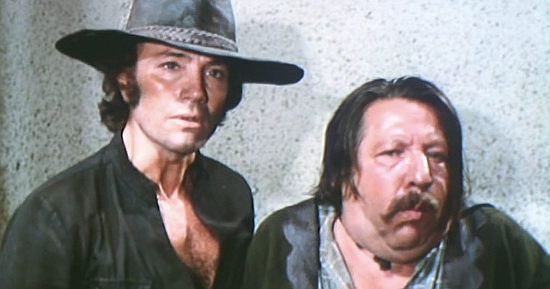 Anthony Steffen (Antio de Teffe) as Dallas with Fernando Sancho as Pistachio, who's just swallowed an emerald in Dallas (1974)