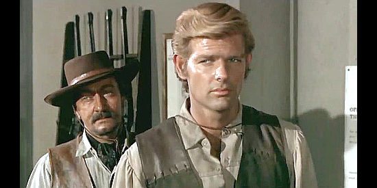 Gualtiero Rispoli as Sheriff Louis Johnson with Hal (Dean Reed) in his custody in The Winchester Does Not Forgive (1967)