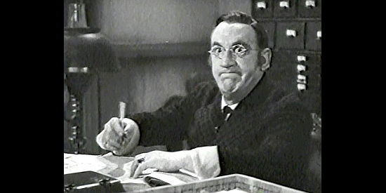 Walter Catlett as Mr. Pettibone, Merrick's hard-luck assistant in Bad Men of Missouri (1941)