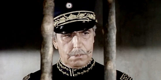 Antonio Casas as Gen. Goyo, checking on his prized prisoner Pancho in Pancho Villa (1972)