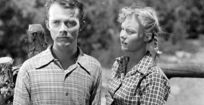 Lon McCallister as Danny Turner and Peggy Ann Garner as Doris Cooper in The Big Cat (1948)