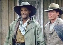 Tony Todd as Britt Johnson and Christopher Reeve as Alan Johnson, proposing a plan to bring back the captives in Black Fox (1995)