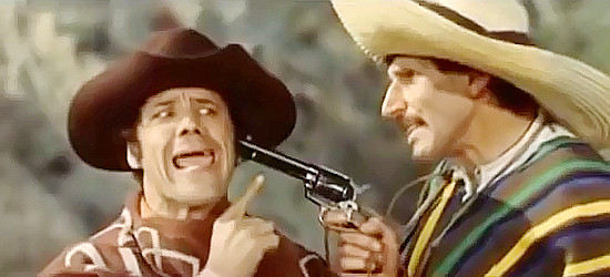 Franco Franchi as Franco Catarena under the gun of Sgt. Ciccio Stevens (Ciccio Ingrassia) in Two R-R-Ringos from Texas (1967)