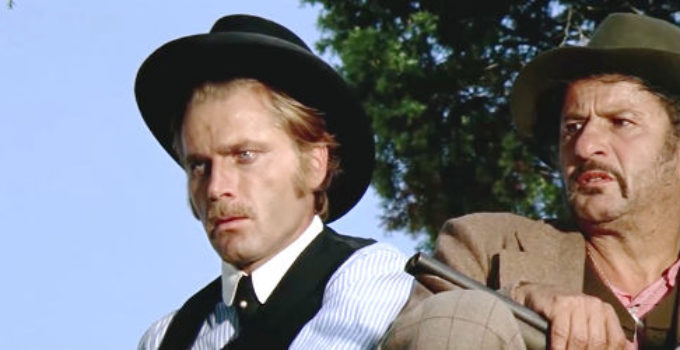 Franco Nero as Prince Orlowsky and Eli Wallach as Alfonso Lozoya see a troubling sign in Don't Turn the Other Cheek (1971)