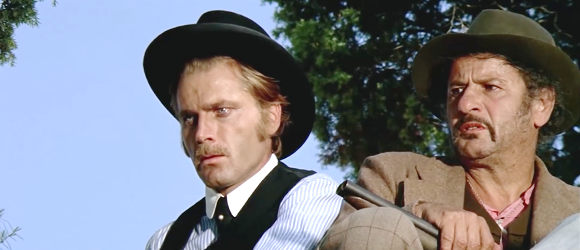 Franco Nero as Prince Orlowsky and Eli Wallach as Alfonso Lozoya see a troubling sign in Don't Turn the Other Cheek (1971)