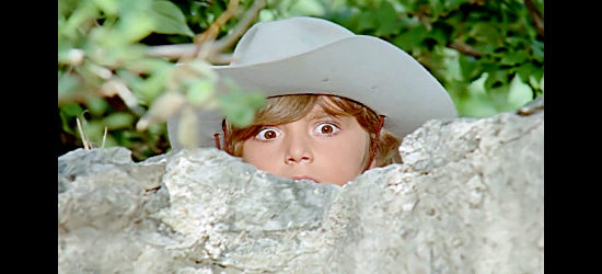 Iker Inanoglu as Yumurcak watching Keskin and Monty Donovan square off in The Little Cowboy (1973)