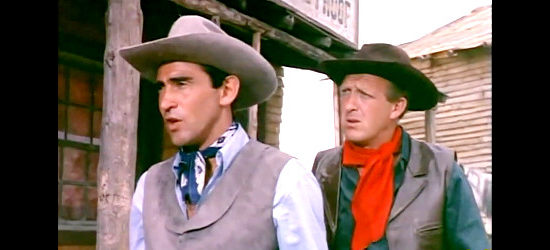 Walter Chiari as Mike and Raimondo Vianello as Colorado, discussing their next move in Heroes of the West (1964)