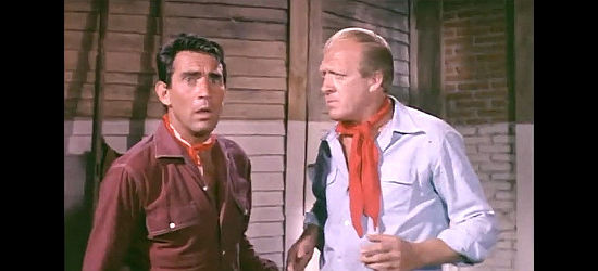 Walter Chiari as Mike and Raimondo Vianello as Colorado, in panic mode after their ruse has been discovered in Heroes of the West (1964)