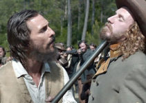 Matthew McConaughey as Newton Knight with Lt. Barbour (Bill Tangradi) under his gun in Free State of Jones (2016)