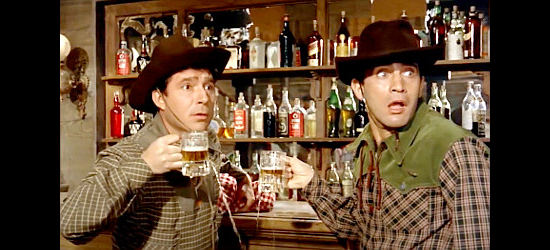 Ugo Tognazzi as Alamo and Walter Chiari as Mike as someone interrupts their drinking in A Dollar of Fear (1960)