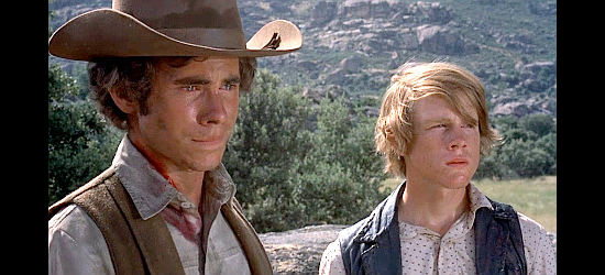 Gary Grimes as Will Young and Ron Howard as Les Richter watch Spikes ride off, leaving a wounded Tod behind in The Spikes Gang (1974)