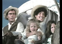 Dean Stockwell as Pat Westall, Ronee Blakley as wife Willy and their daughters arrive in Mission, Texas, in She Came to the Valley (1979)