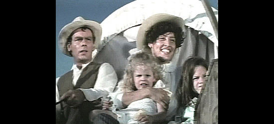 Dean Stockwell as Pat Westall, Ronee Blakley as wife Willy and their daughters arrive in Mission, Texas, in She Came to the Valley (1979)