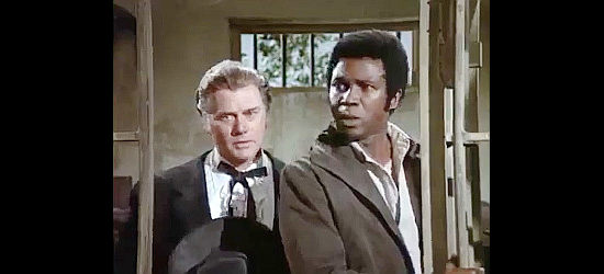 Larry Hagman as Quince and Louis Gossett Jr. as Jason, surprised when strangers show up to break them out of jail in Sidekicks (1974)