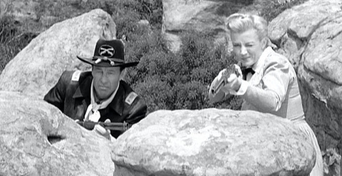 Bill Elliott as Lt. Pete Devlin and Phyllis Coates as Della Watson in The Maverick (1952)