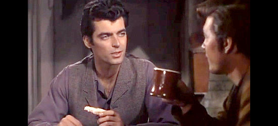 Rory Calhoun as Larrabee, the newspaperman who springs Logan Barrett (Gordon MacRae) out of jail in Return of the Frontiersman (1950)