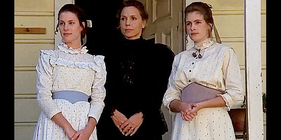 Alexandri Masterson as Anna Collegero, Francesca De Sapio as Rosa Collegero and Julia Roberts as Maria Collogero in Blood Red (1989)