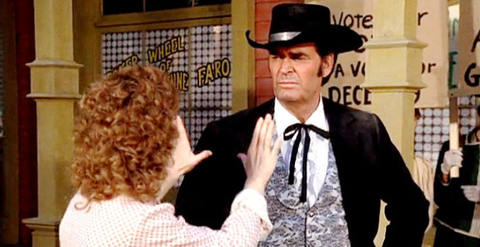 James Garner as Bret Maverick, dealing with lady newspaperwoman Mary Lou Springer in Bret Maverick, The Lazy Ace (1981)