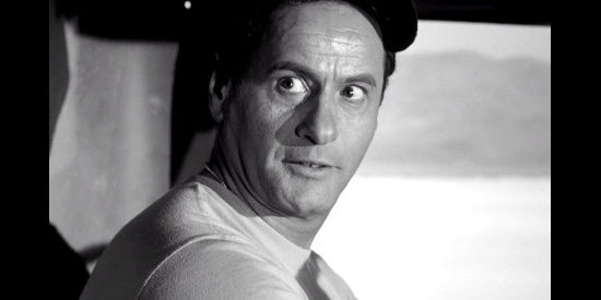 Eli Wallach as Guido, making a play for Roslyn after she argues with Gay Langland in The Misfits (1961)