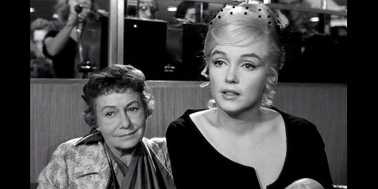 Thelma Ritter as Isabelle Steers and Marilyn Monroe as Roslyn Taber, meeting Gay Langland in The Misfits (1961)