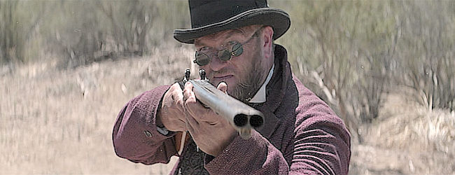 Erroll Sack as Taviano, the magician with a shotgun up his sleeve in No Name and Dynamite (2022)