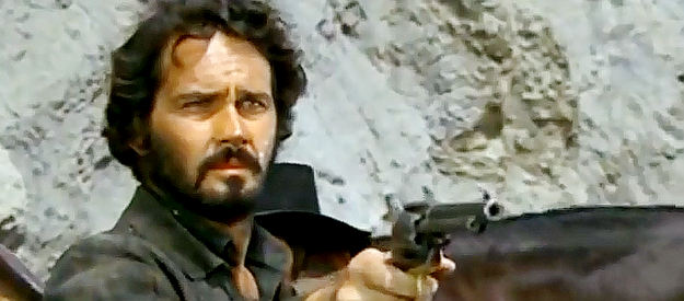 Brett Halsey (Montgomery Ford) as Fred Leinster, dusting off his six-gun skill in Twenty Thousand Dollars for Seven (1968)