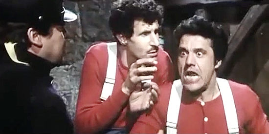Ciccio Ingrassia as Ciccio La Pera and Franco Franchi as Franco La Pera, fearful of their fate in Two Sergeants of General Custer (1965)