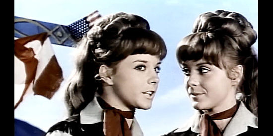 Mili (Emilia Bayona) as Sally and Pili (Pilar Bayona) as Jenny about to introduce themselves to a new town in Two Guns for Two Twins (1966)