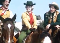 Franco Franchi, Ciccio Ingrassia and Margaret Lee as Beth Smith, bound for Gold City in Two Sergeants of General Custer (1965)