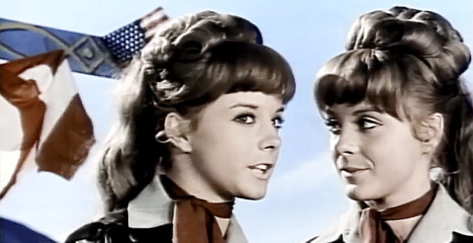 Mili (Emilia Bayona) as Sally and Pili (Pilar Bayona) as Jenny in Two Guns for Two Twins (1966)