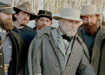 The Confederate command, including Stonewall Jackson (Stephen Lang), Robert E. Lee (Robert Duvall) and James Longstreet (Bruce Boxleitner) in Gods and Generals (2003)